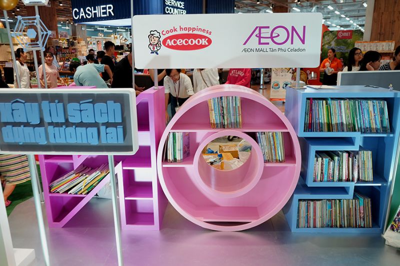 tủ sách được lắp đầy